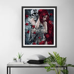 Totenkopf und rothaarige Schönheit in roten Rosen Diamond Painting