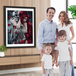 Totenkopf und rothaarige Schönheit in roten Rosen Diamond Painting