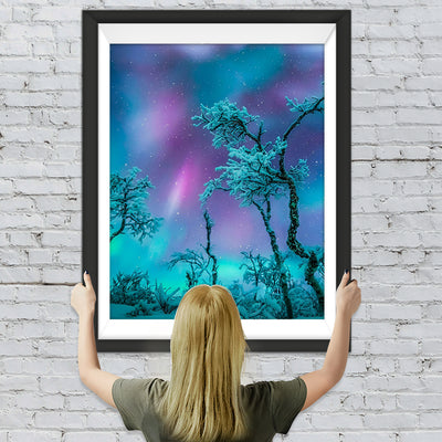 Verschneite Bäume unter dem grünen Polarlicht Diamond Painting