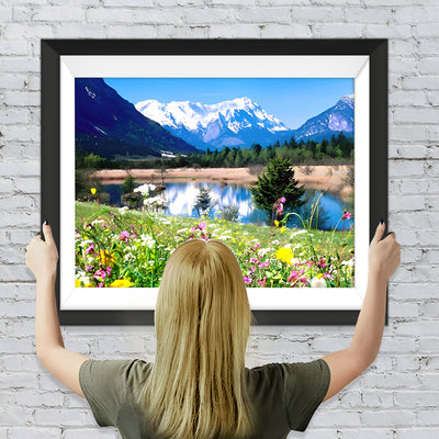 Verschneiter Berg, Blumenfeld und See Diamond Painting