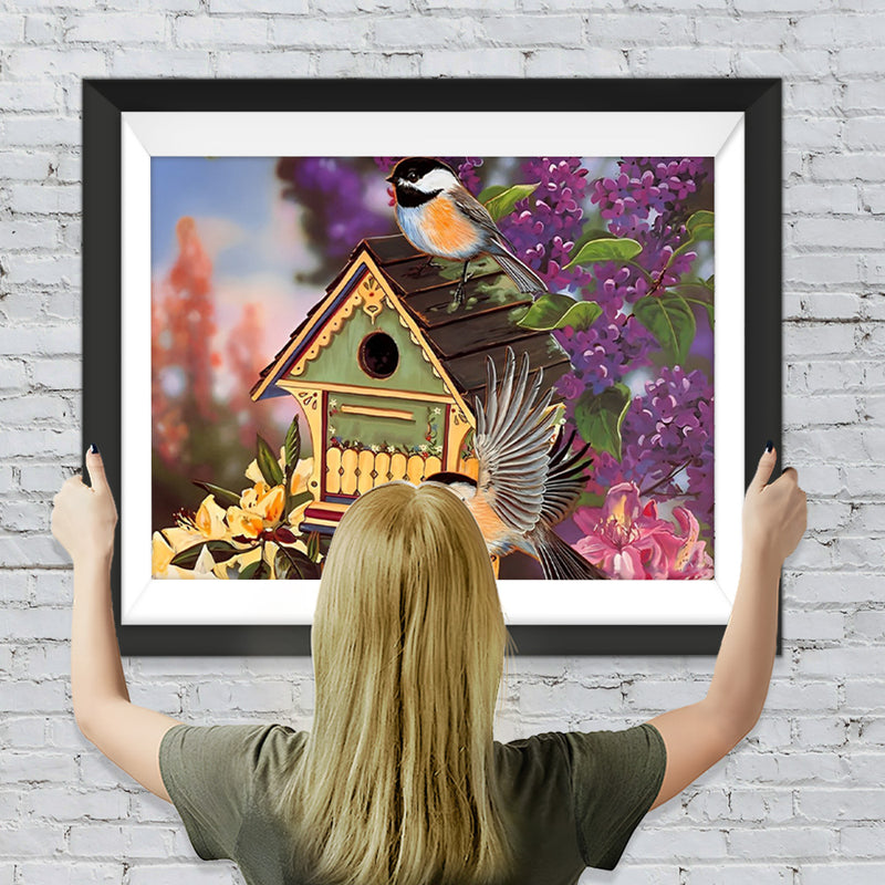 Vogelhaus und lila Blumen Diamond Painting