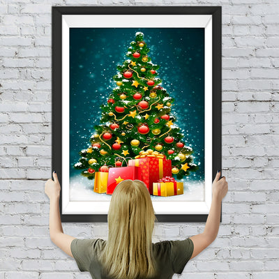 Weihnachtsbaum und Geschenke im Schnee Diamond Painting