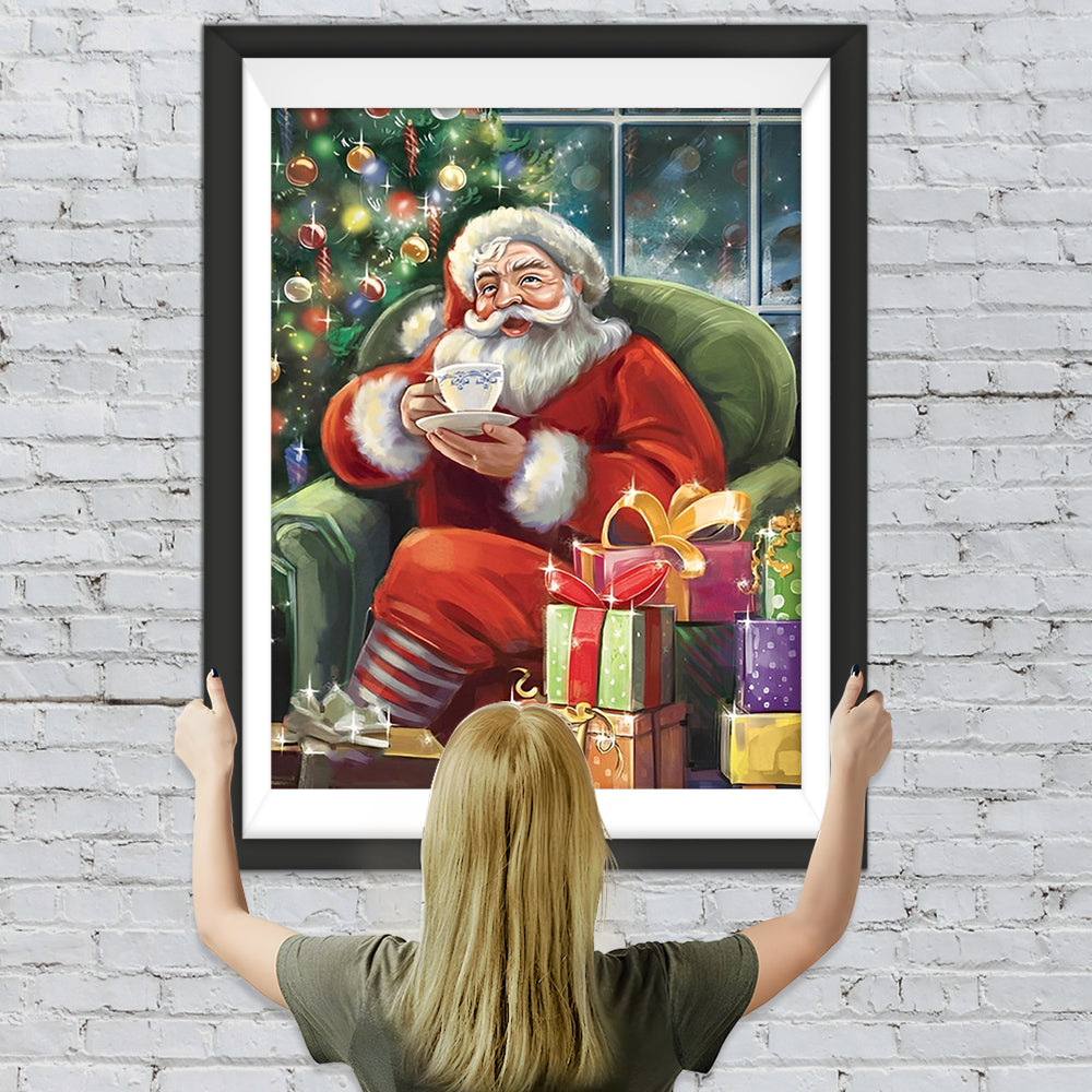 Weihnachtsmann mit Tee neben Geschenken Diamond Painting