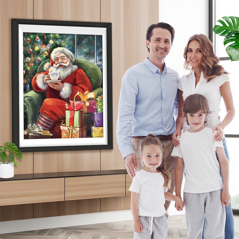 Weihnachtsmann mit Tee neben Geschenken Diamond Painting