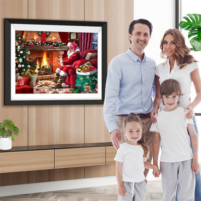 Weihnachtsmann und Weihnachtsbaum am Kamin Diamond Painting