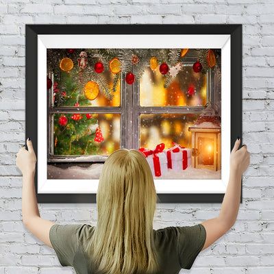 Weihnachtsschmuck und Schnee auf der Fensterbank Diamond Painting