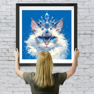 Weiße Katze, die eine Saphirkrone trägt Diamond Painting