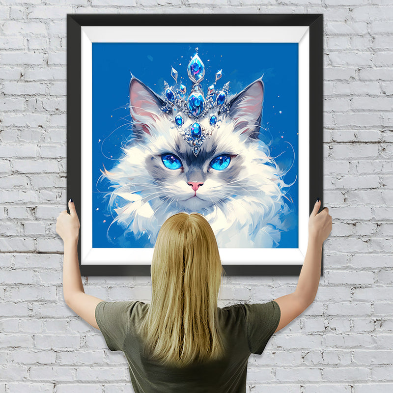 Weiße Katze, die eine Saphirkrone trägt Diamond Painting