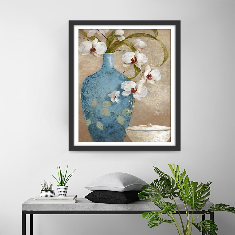 Weiße Orchidee in pfauenblauer Vase Diamond Painting