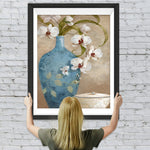 Weiße Orchidee in pfauenblauer Vase Diamond Painting