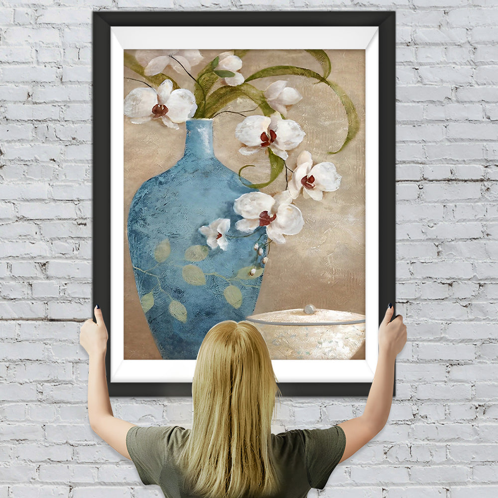 Weiße Orchidee in pfauenblauer Vase Diamond Painting