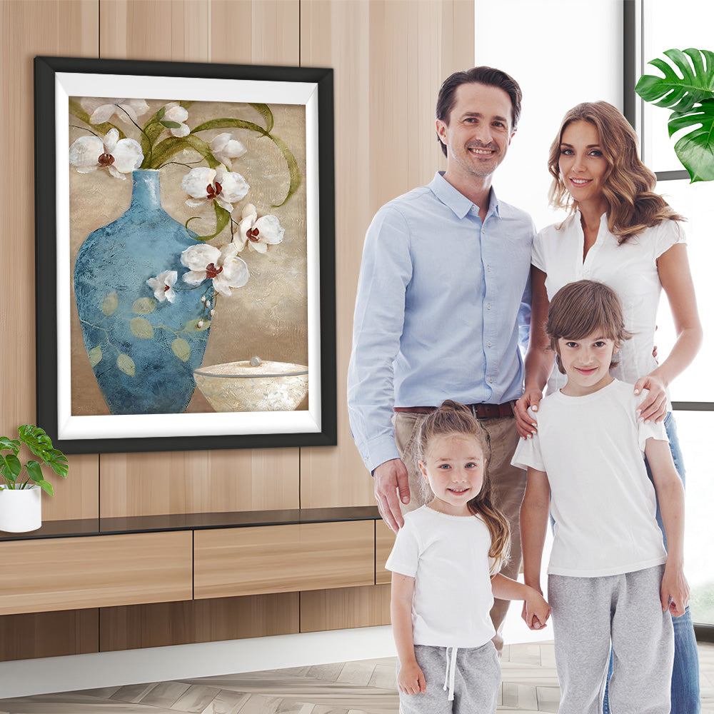 Weiße Orchidee in pfauenblauer Vase Diamond Painting