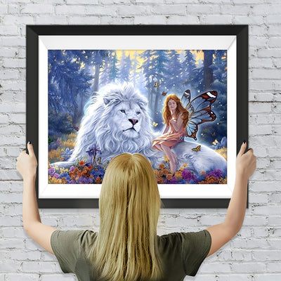 Weißer Löwe und Fee im Wald Diamond Painting