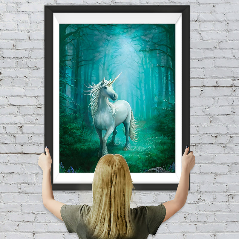 Weißes Einhorn im Wald mit grünem Licht Diamond Painting