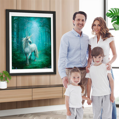 Weißes Einhorn im Wald mit grünem Licht Diamond Painting