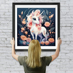Weißes Einhorn zwischen rosa Blumen Diamond Painting