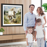 Weißes Pferd läuft auf der Wiese Diamond Painting