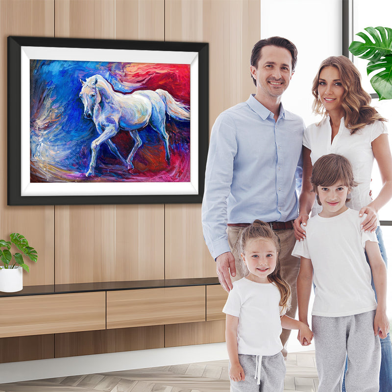 Weißes Pferd vor dem rot-blauen Hintergrund Diamond Painting