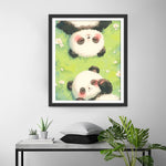 Zwei Baby-Pandas auf dem Gras liegend Diamond Painting