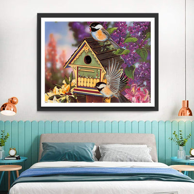 Vogelhaus und lila Blumen Diamond Painting