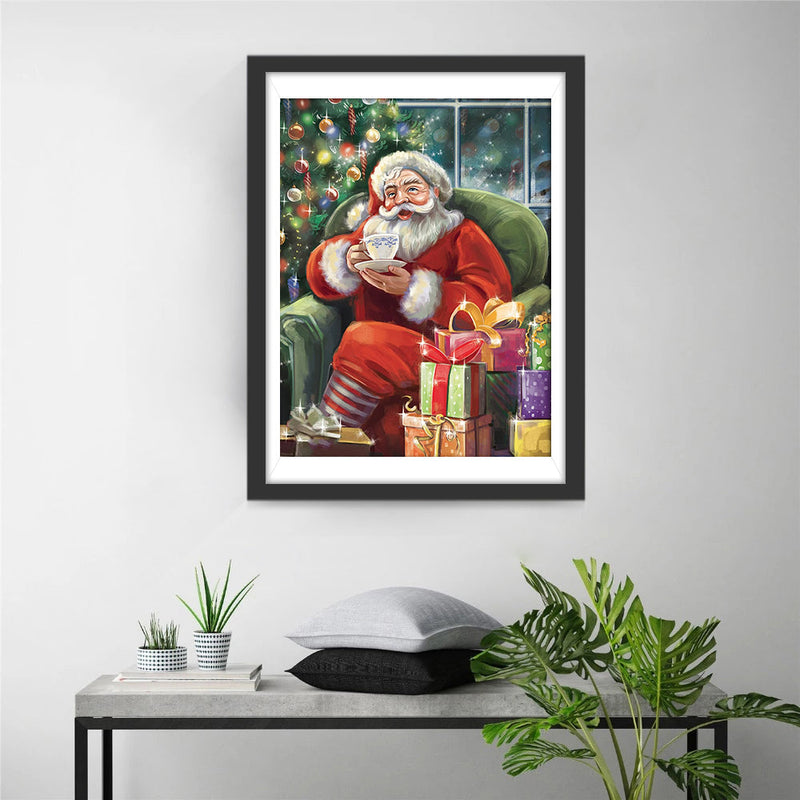 Weihnachtsmann mit Tee neben Geschenken Diamond Painting