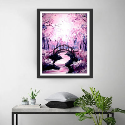 Kleine Brücke und fließendes Wasser im rosa Wald Diamond Painting