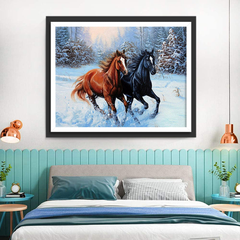 Braunes Pferd und schwarzes Pferd im Schnee Diamond Painting