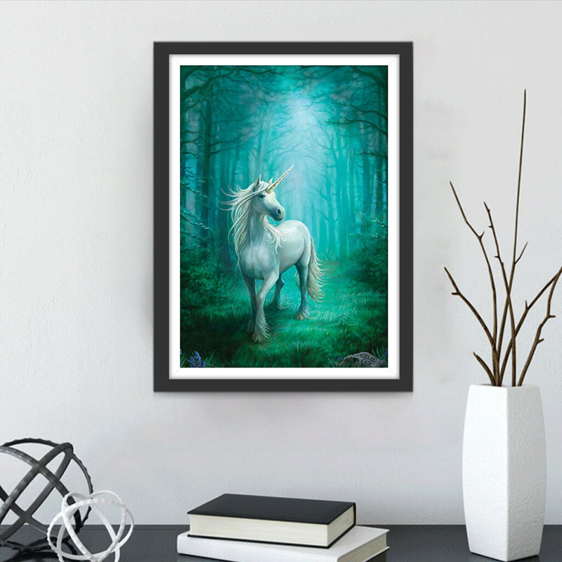 Weißes Einhorn im Wald mit grünem Licht Diamond Painting