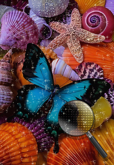 Blauer Schmetterling auf farbigen Muscheln Diamond Painting