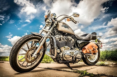 Motorrad unter blauem Himmel und weißen Wolken Diamond Painting