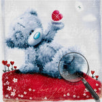 Plüschbär auf rotem Kissen Diamond Painting