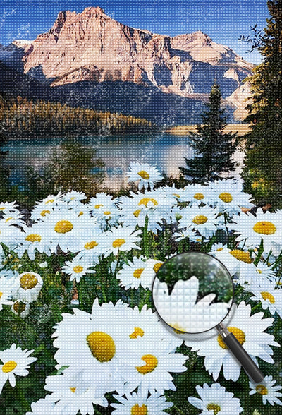 Weiße Gänseblümchen am Fuß des Berges Diamond Painting