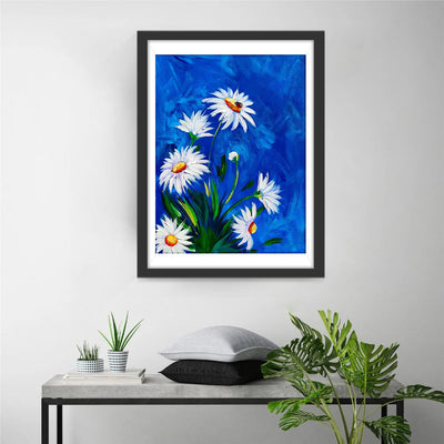 Weiße Gänseblümchen und blauer Hintergrund Diamond Painting