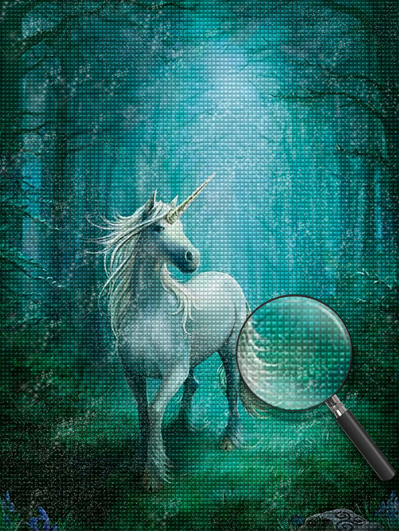 Weißes Einhorn im Wald mit grünem Licht Diamond Painting